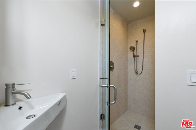 Building Photo - 34 Park Ave