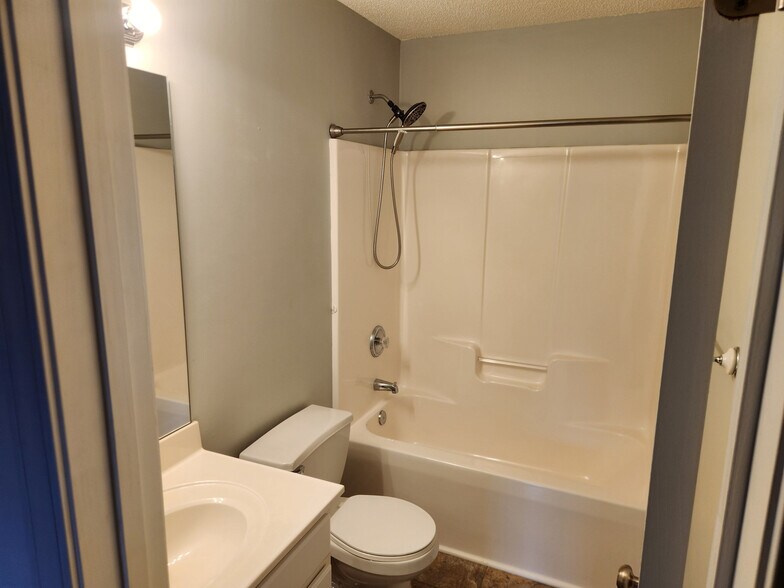 Building Photo - Room in House on Meadowcreek Village Dr