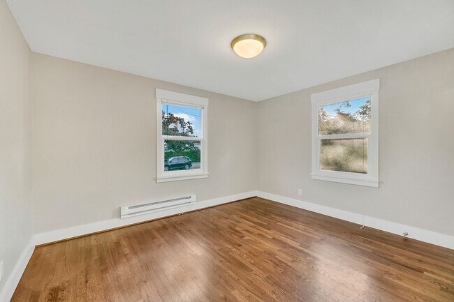 Building Photo - Amazing 4bed/2bath Duplex Close to Seattle University!