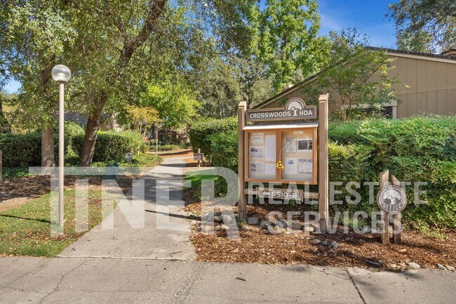 Building Photo - Updated & Beautiful Crosswoods Home