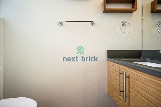 Building Photo - 2 BED & 1.5 BATH TOWNHOME FOR RENT