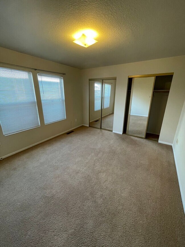 Building Photo - 570 W 9th St