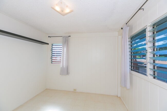 Building Photo - Amazing views, spacious floorplan, bonus f...