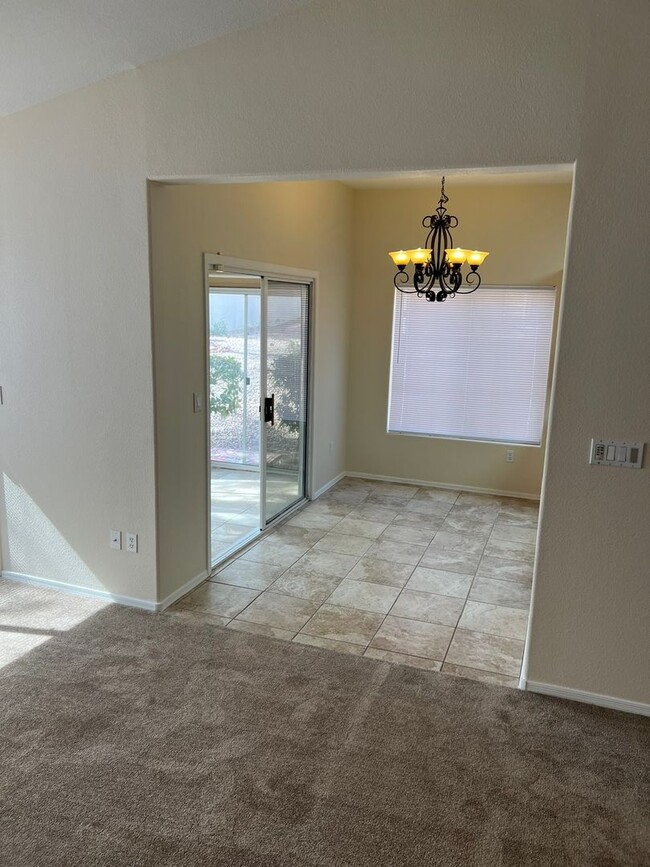 Building Photo - Move in Quick! 2 Bedroom Townhome in Sun C...