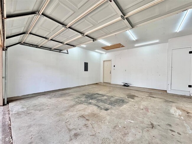 Building Photo - 1303 White Dove Cove