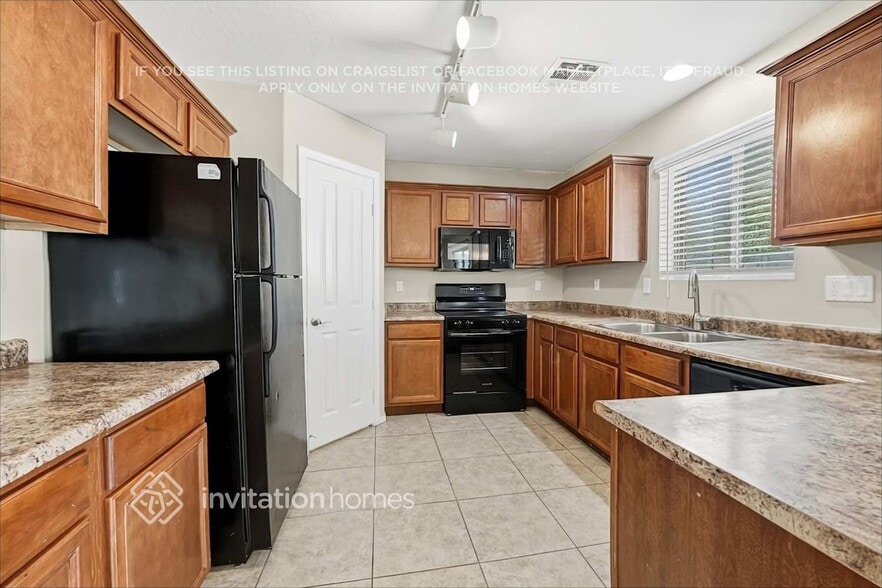 Building Photo - 7827 S Kelsie Dr