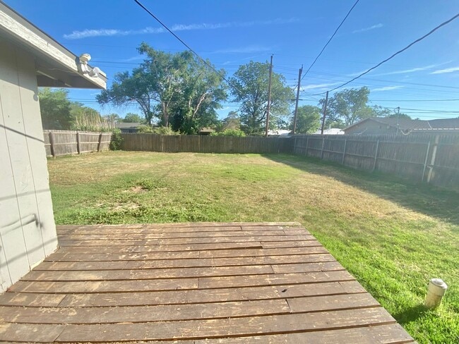 Building Photo - Pre- leasing now for 3/2 home near Maxey Park and Covenant Hospital