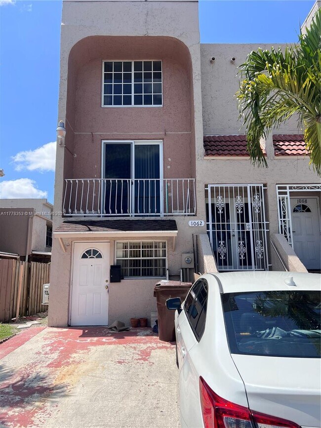 Primary Photo - 1062 W 42nd Pl