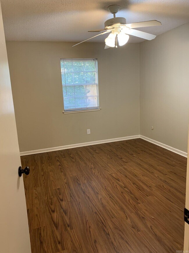 Building Photo - 12601 Pleasant View Dr