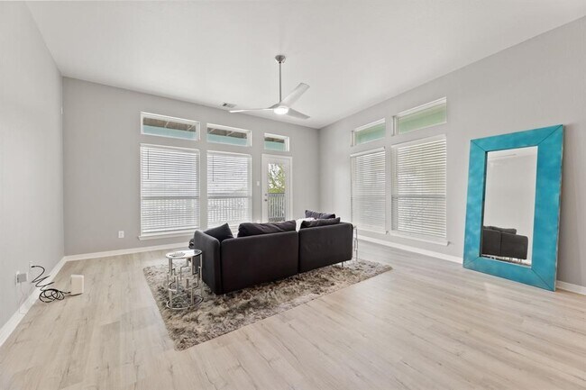 Building Photo - 709 N Bayshore Dr