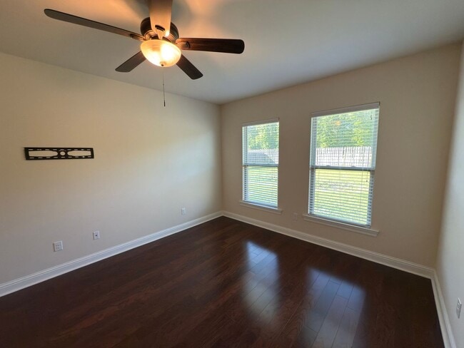 Building Photo - 3-Bedroom Home with Central AC, Gas Fireplace & Spacious Backyard