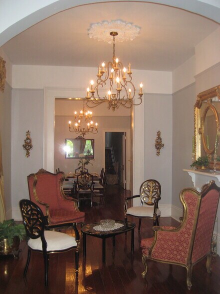 CHANDELIERS - 400 Millaudon St