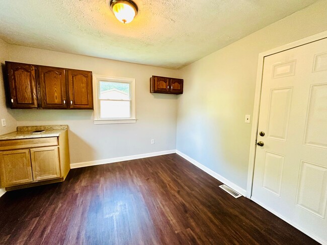 Building Photo - 2BR off Taylor Blvd with open floor plan n...