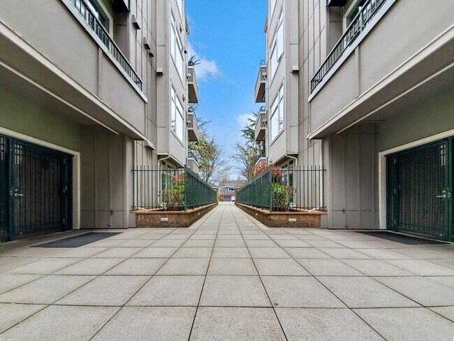 Building Photo - Bright 1-Bedroom + Office in Downtown Kirk...