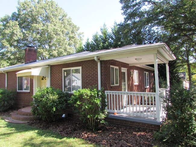 Building Photo - Spacious 2 Bed/1 Bath Duplex - Updated - Fireplace - Covered Side Porch - Water/Sewer/Trash Included