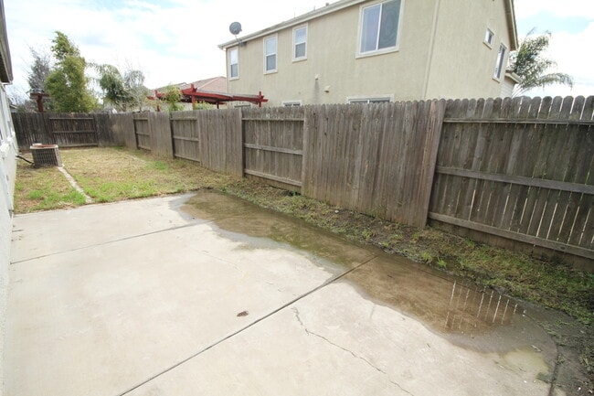 Building Photo - 4 Bed| 2 Bath | 2263SF | 3 Car Garage | Single Story | Tenant pays $190 monthly for WS&G