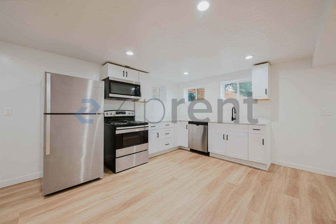 Building Photo - Unit B