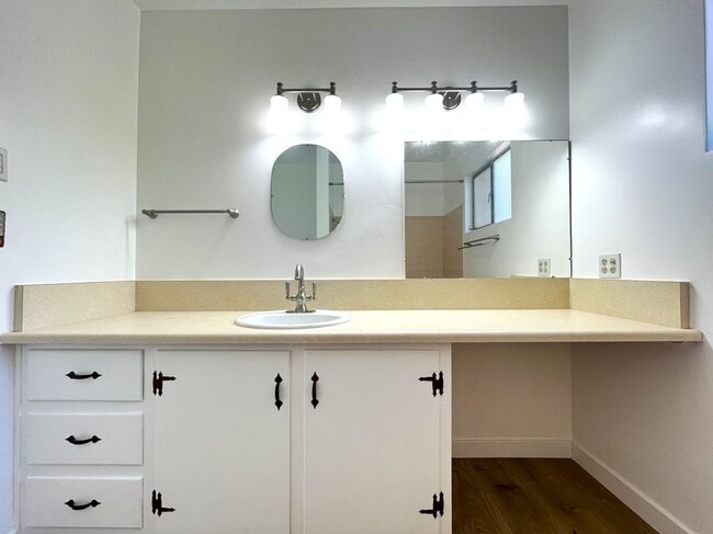 Building Photo - 3 bed, 2 bath located in Riverside!