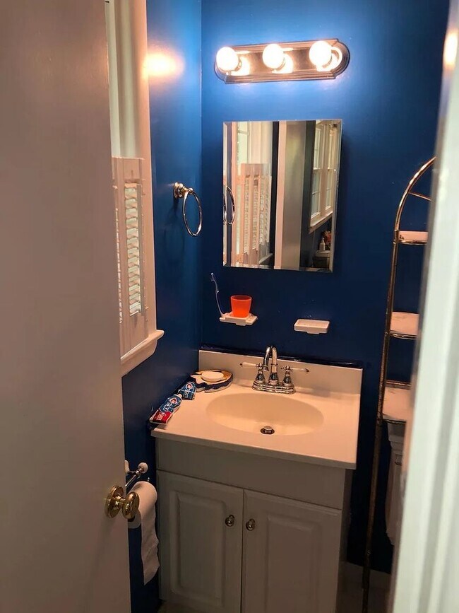 Building Photo - Regency Estates 5 BR 3 BA