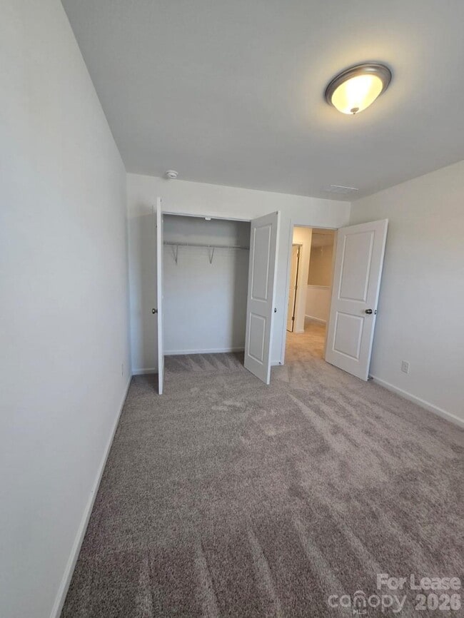 Building Photo - 5240 Kinsbridge Dr