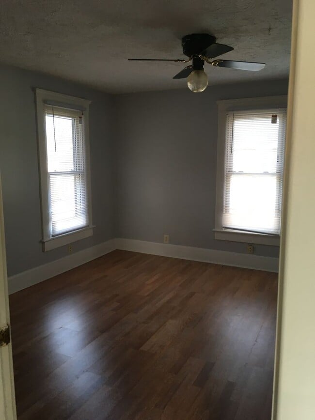 Building Photo - Spacious 3 Bedroom and 1.5 Bath