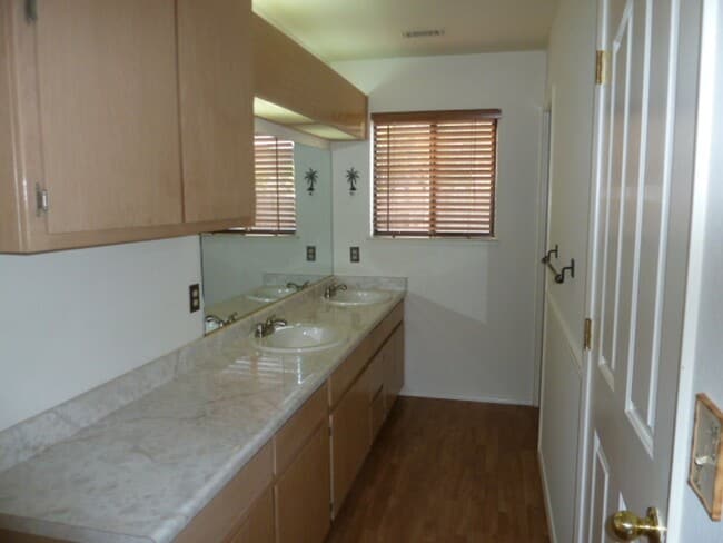 Building Photo - Spacious Home in Desirable Quail Ridge Neighborhood