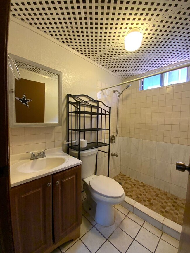 Building Photo - T1171