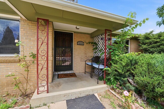 Building Photo - 5 bedroom, 3 1/2 bath, home with two master suites and 2 car garage.