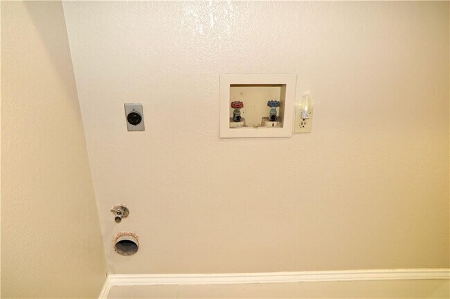 Building Photo - 201 Norwood St W