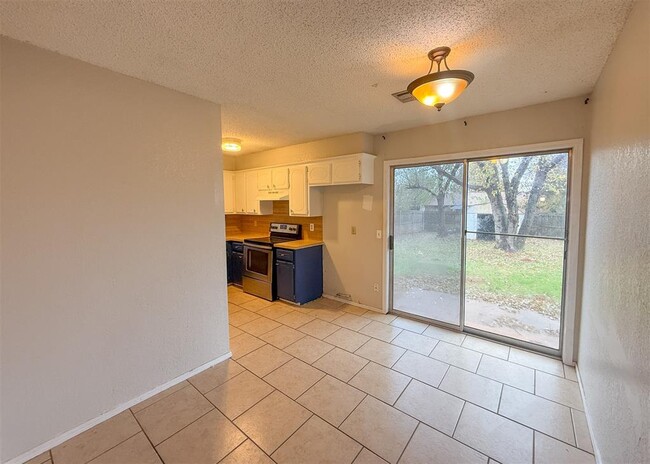 Building Photo - 733 W Perry Dr