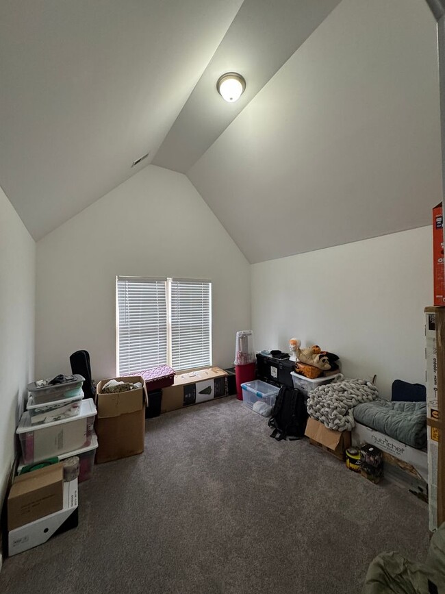 Building Photo - For Rent: Home with tons of space. Anderso...