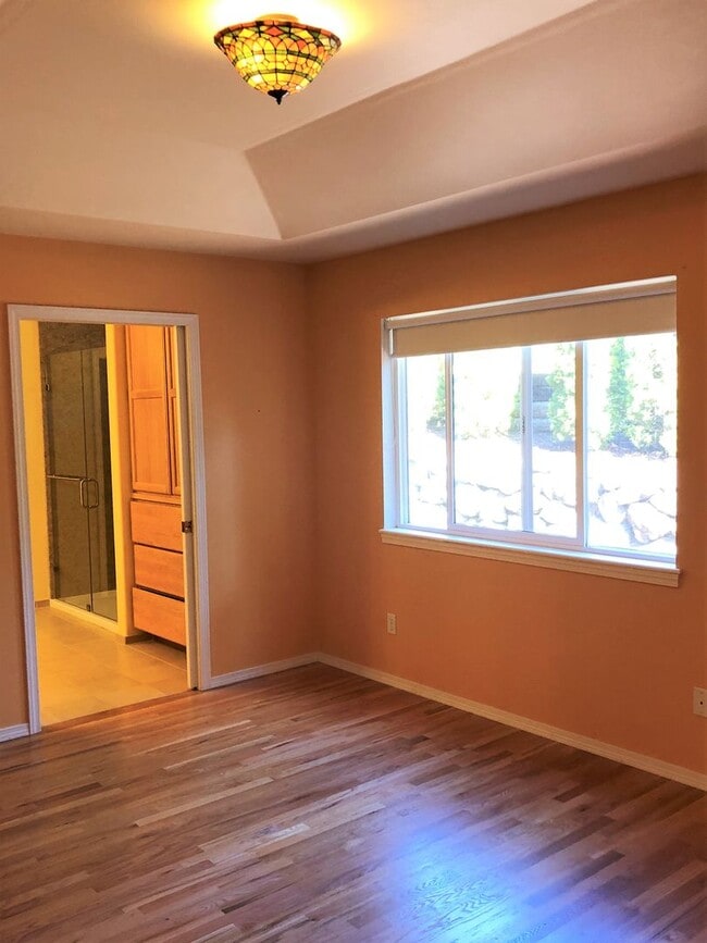 Building Photo - UNIQUE RAMBLER with views in Dockside at Kitsap Lake!