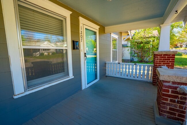 Building Photo - Updated 2 Bed, 1.5 Bath in Tulsa!