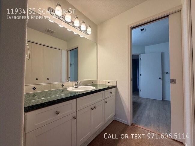 Building Photo - 11934 SE Schiller St