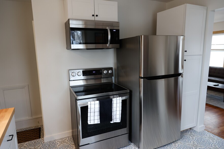 Building Photo - 5106 Rosslyn Ave