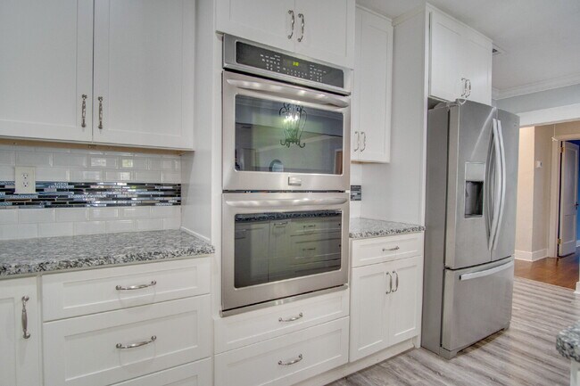 Building Photo - East Hill 3BR Home Near Bayview Park with Office, Hot Tub, Workshop & Detached Garage