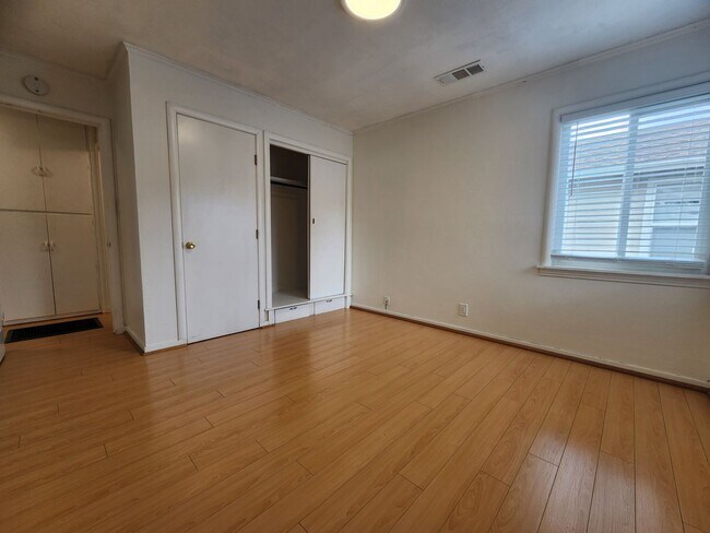 Building Photo - Check out this cozy 2-bedroom, 1-bathroom apartment located in the heart of Mountain View!