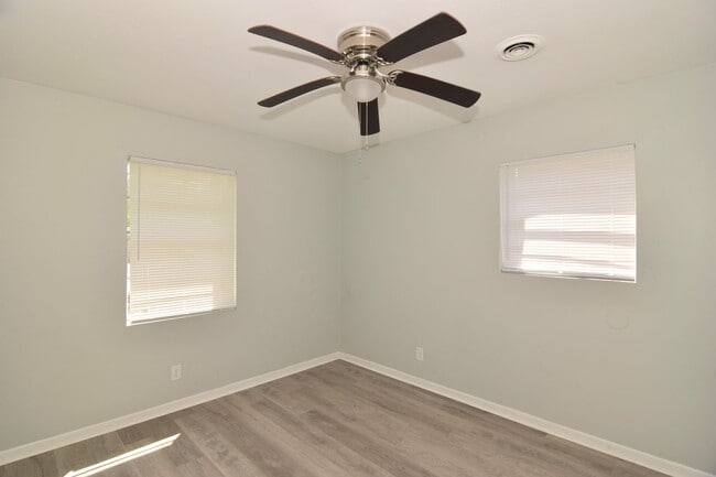 Building Photo - Don't miss this 3-bedroom, 2-bath home that is available now!