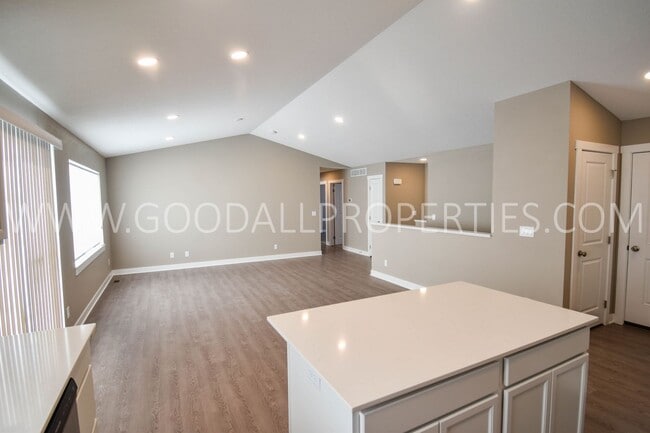 Building Photo - 4 Bed 2.5 bath Ranch with Finished Basement!