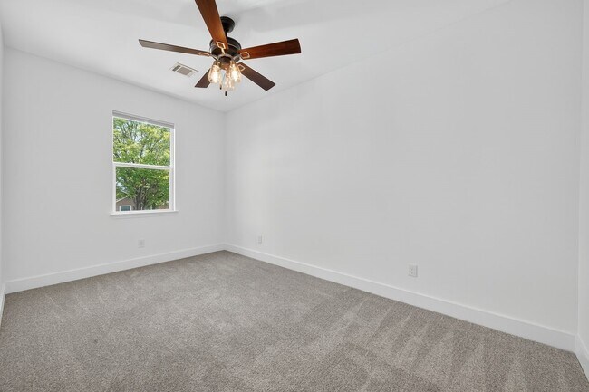 Building Photo - 714 Zoe St