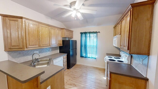Building Photo - "Spacious Comfort Awaits: 3-Bedroom, 2-Bathroom Duplex Gem in Gatesville, TX!"