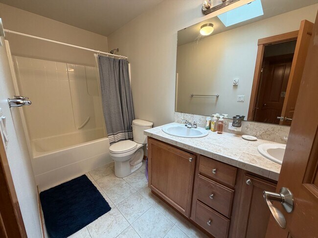 Building Photo - 4BR, 2.5 Bath + Loft DuPont Home