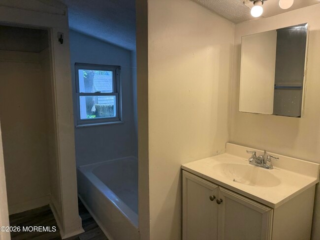 Building Photo - 405 1/2 Brinley Ave