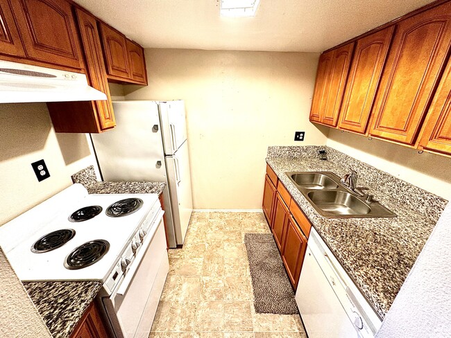 Kitchen - 5101 Glide Dr