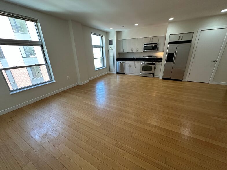 Building Photo - 591 Albany St