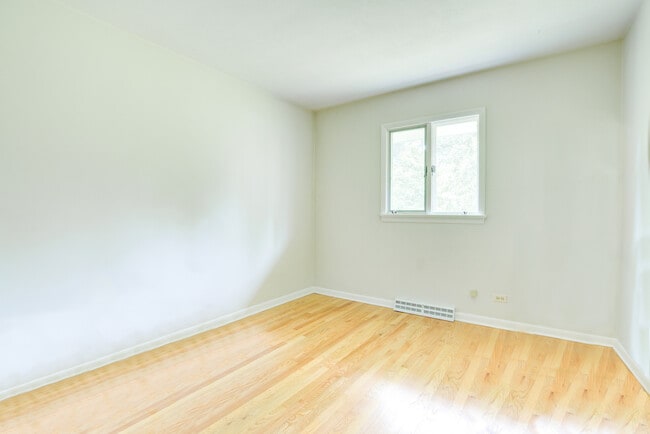 Building Photo - 24W360 Hemlock Ln