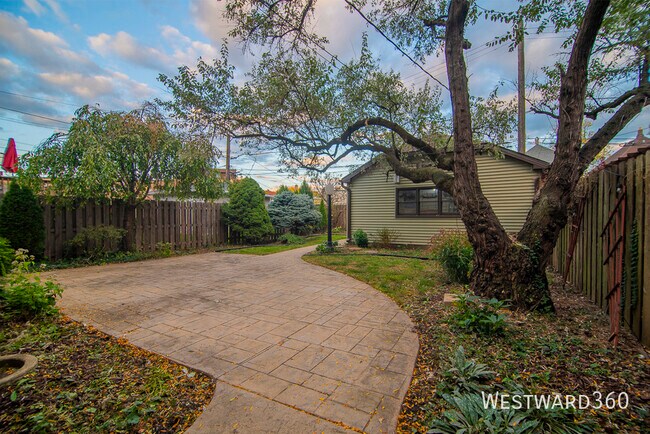 Building Photo - 4037 N Hamlin Ave