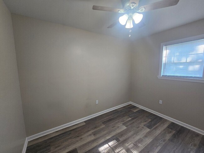 Building Photo - Single Family Home 6 Bedroom 2 Baths
