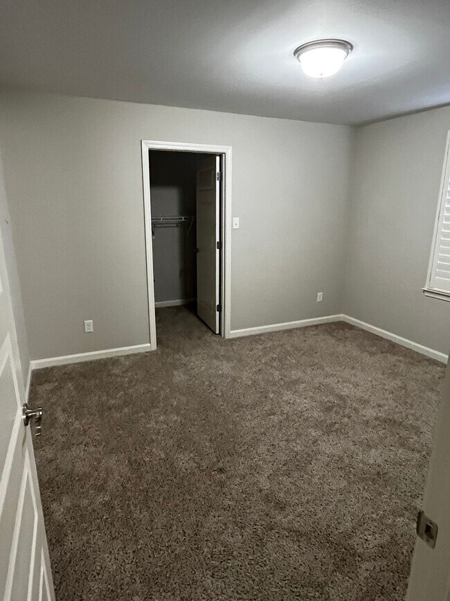 Building Photo - Custom Built home in a quiet subdivision