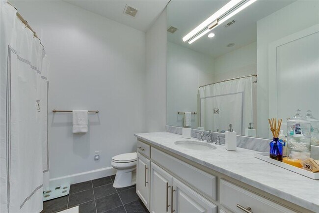 Building Photo - 418 NE 2nd St